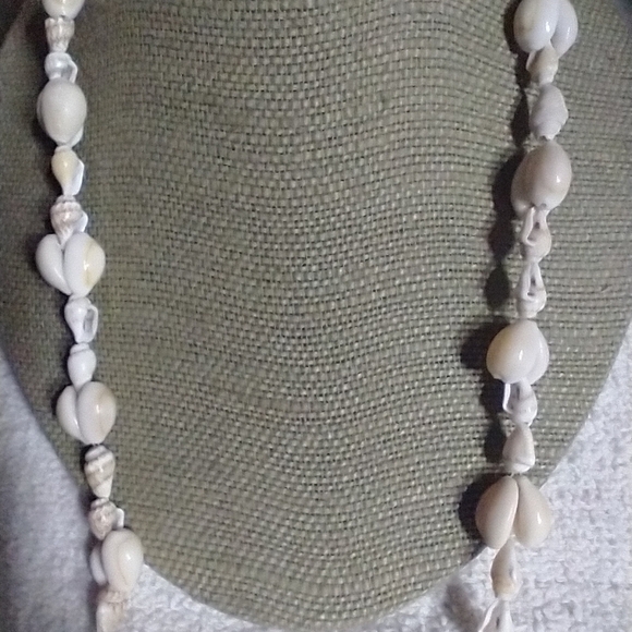 White cream shell necklace beach Hawaii vacation ⛱️🏖️ 🐚🐚 - Picture 5 of 5